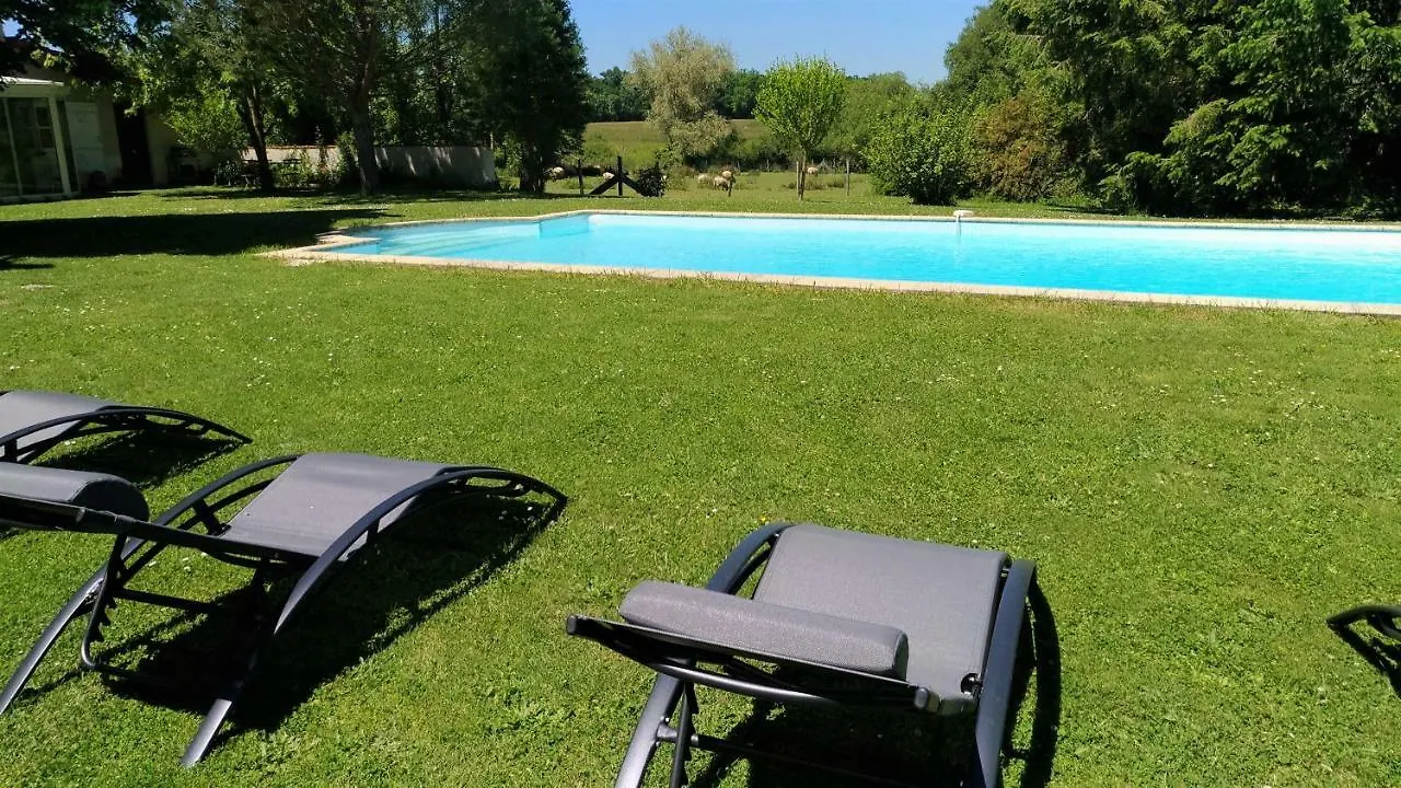 Domaine D'Aromm - Chambres D'Hotes & Gites - Piscine, Etangs & Animaux - Au Calme Ouches Frankrijk
