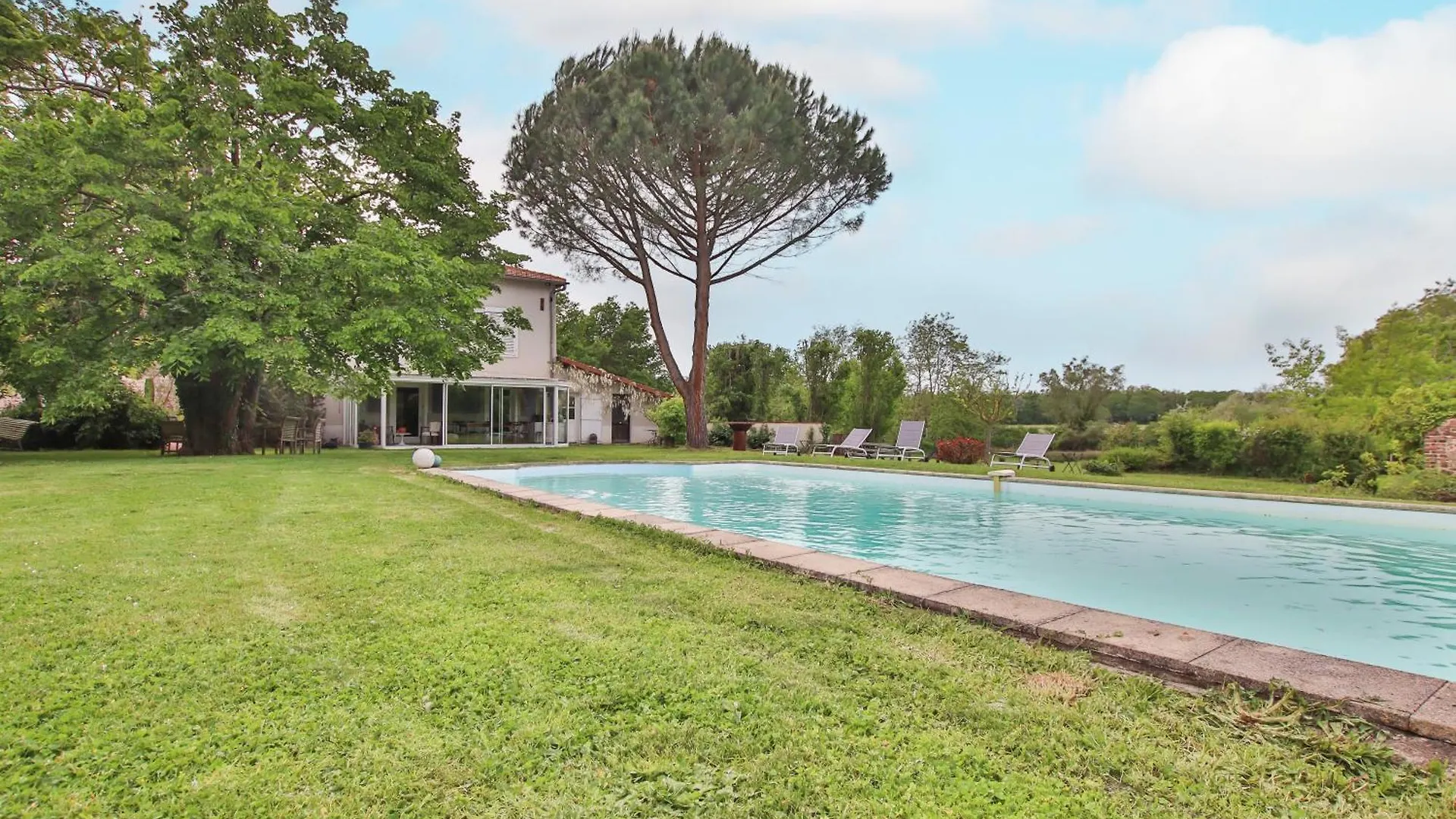 Domaine D'Aromm - Chambres D'Hotes & Gites - Piscine, Etangs & Animaux - Au Calme Ouches 0*,  France